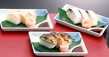 左：小鯛寿司/中央：焼鯖寿司/右：鯖寿司